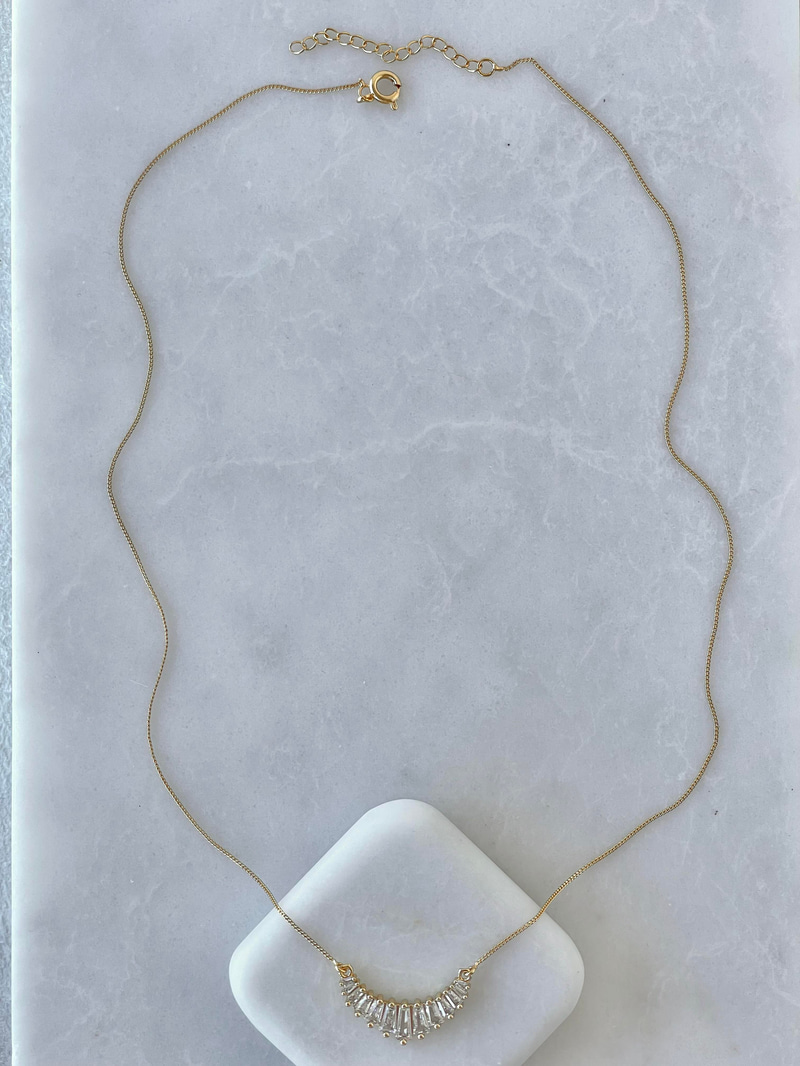 Altın Kaplama Sıralı Baget Taşlı Minimal Zincir Kolye
