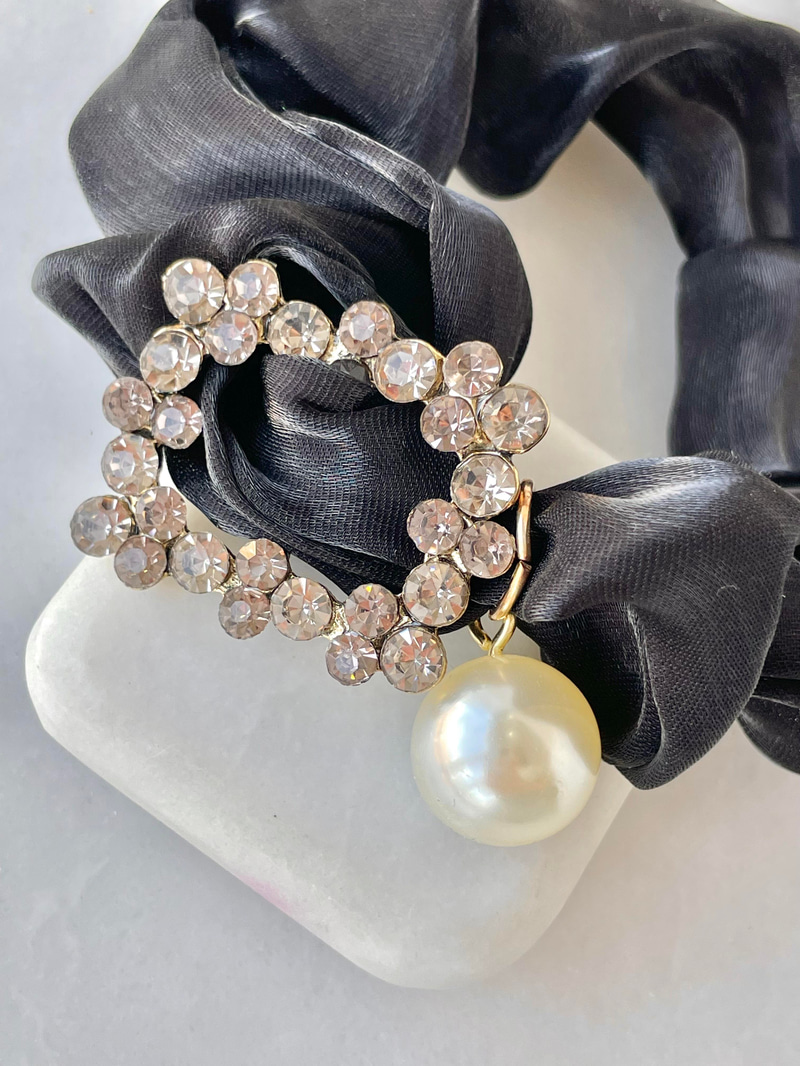 İnci Sallantılı Kare Taşlı Lastik Toka Siyah