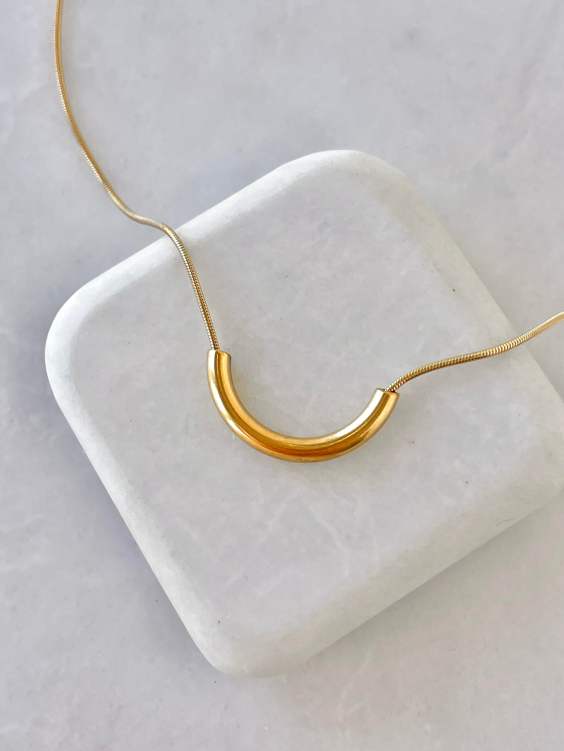 Çelik Minimal Kıvrımlı Boru Kolye Gold