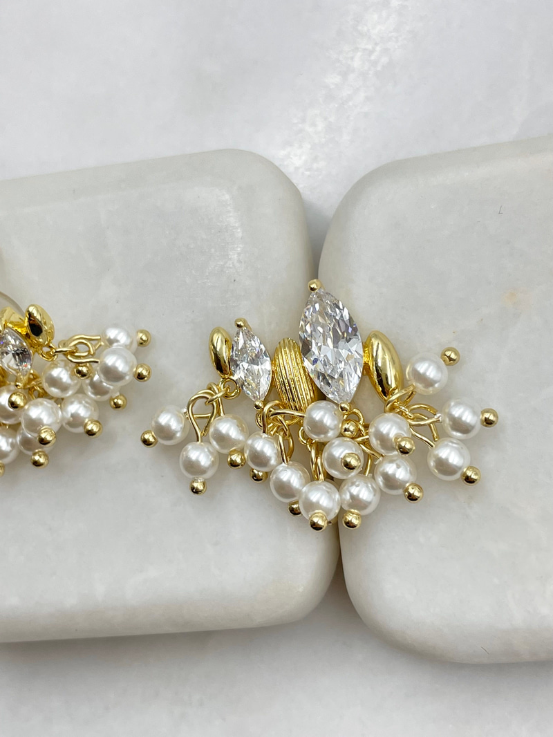 Çoklu Görünüm İnci Sallantılı Tasarım Küpe Gold