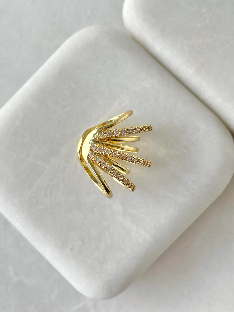 Gömme Taşlı Üç Boyutlu Kıkırdak Küpe Gold