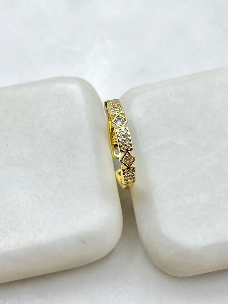Üçgen Detaylı Gömme Taşlı Yüzük Gold