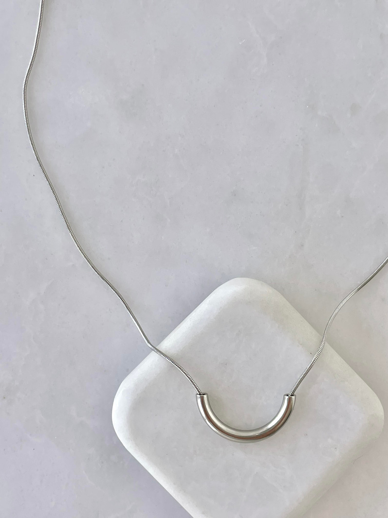 Çelik Minimal Kıvrımlı Boru Kolye Gümüş