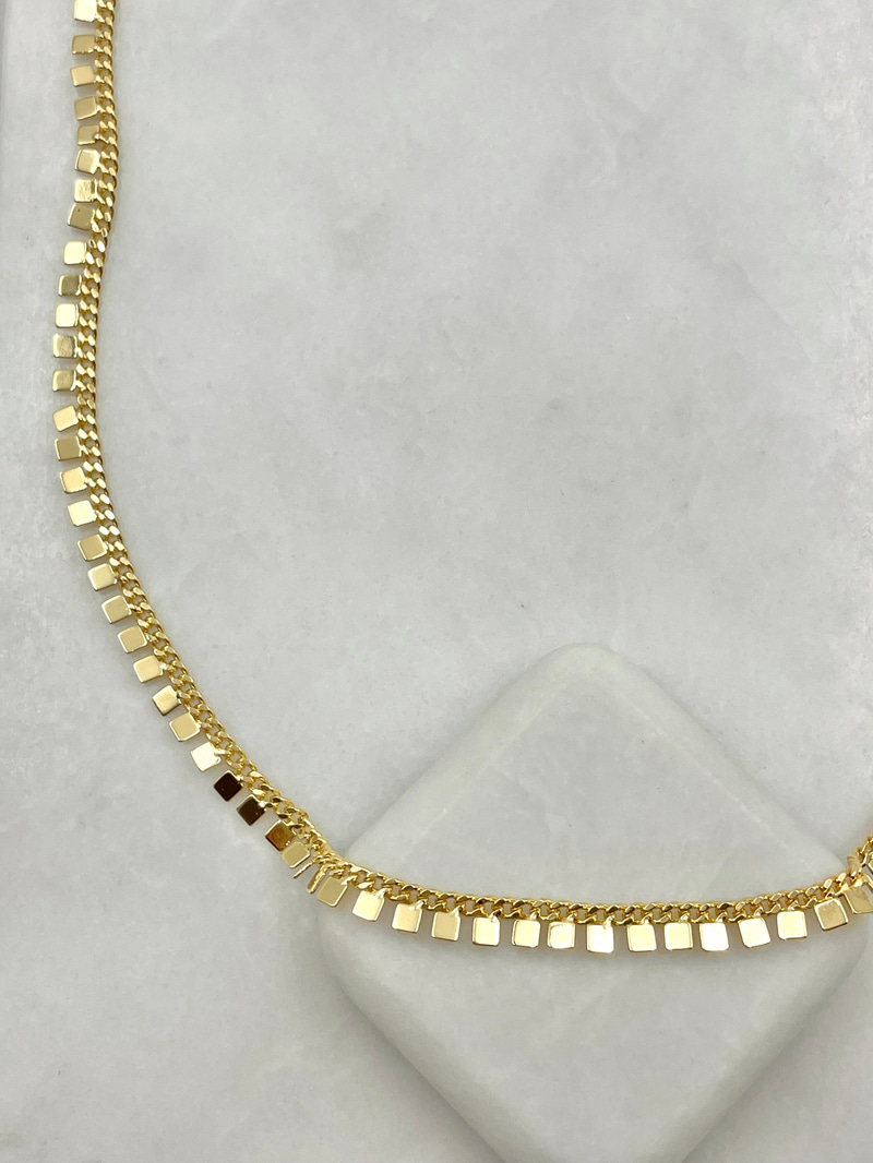 Kare Plaka Sallantılı Kolye Gold
