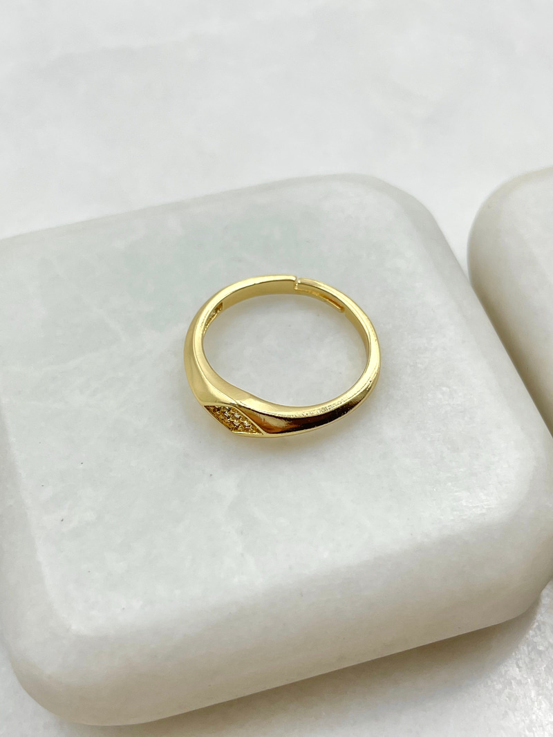 Üçgen Gömme Taşlı Serçe Parmak Yüzük Gold