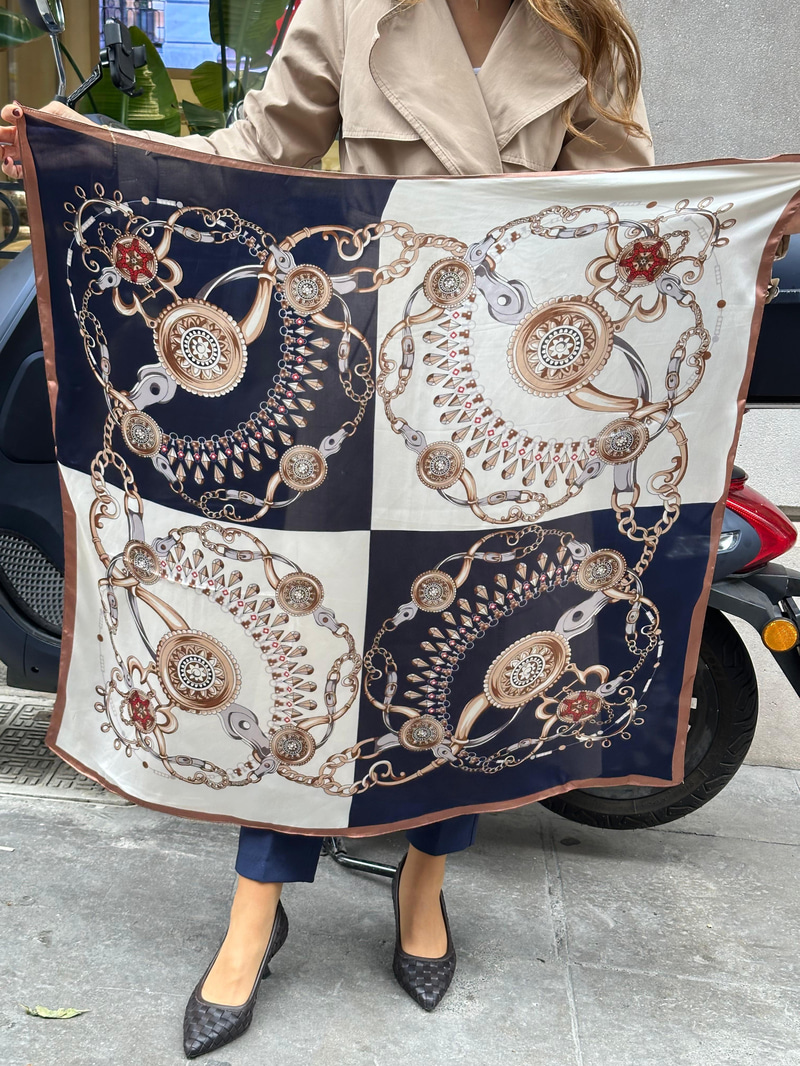 Zincir ve Madalyon Desenli Fular 90 x 90 cm Renkli