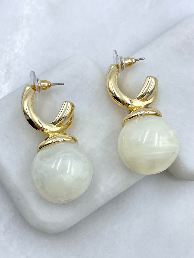 Altın Kaplama Gold Detaylı Top Sallantılı Vintage Küpe Ekru