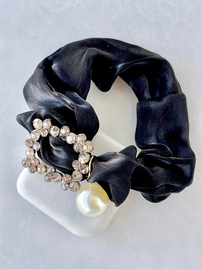 İnci Sallantılı Kare Taşlı Lastik Toka Siyah