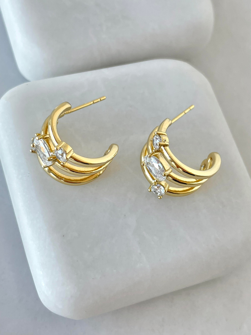 Özel Seri Üçlü Görünüm Baget Taşlı Küpe Gold