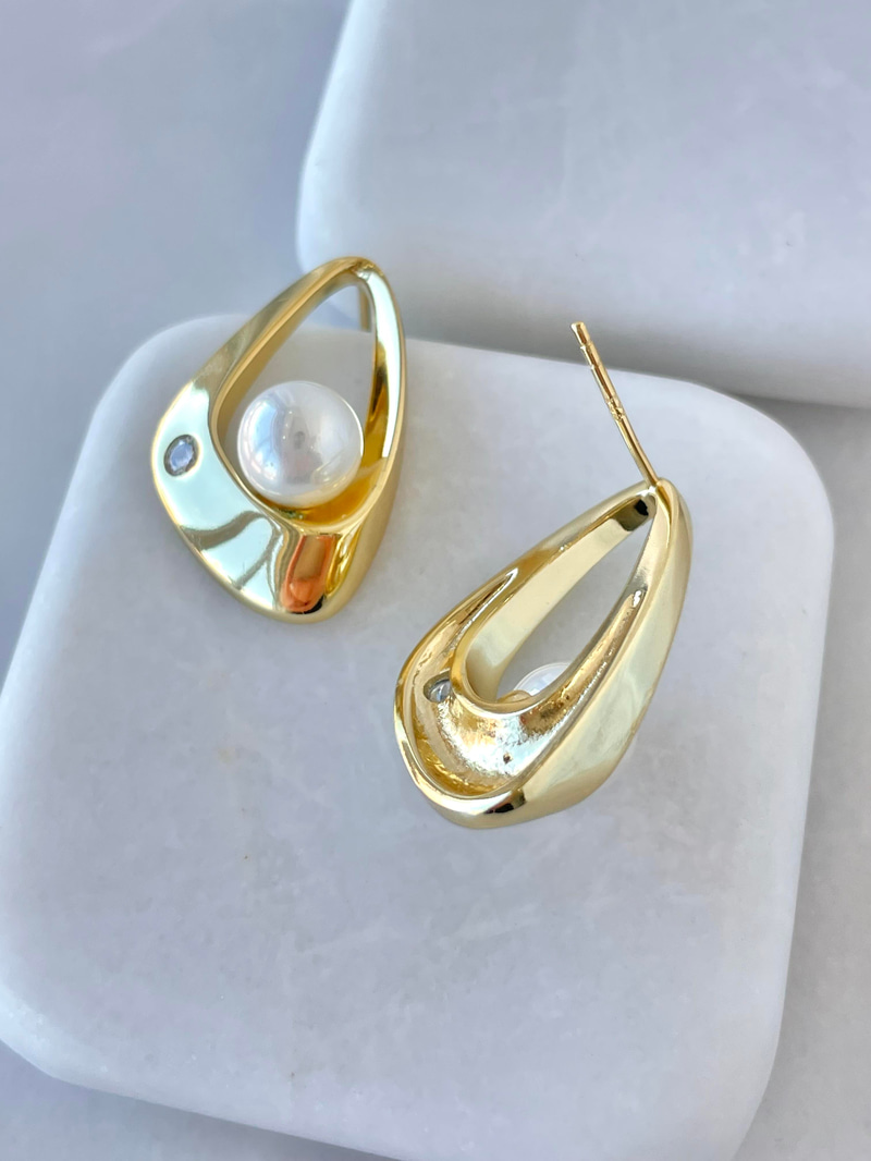 Özel Seri İncili Asimetrik Küpe Gold