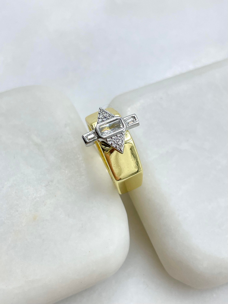 Altın Kaplama Gömme ve Kristal Taşlı Köşeli Serçe Parmak Yüzüğü Gold