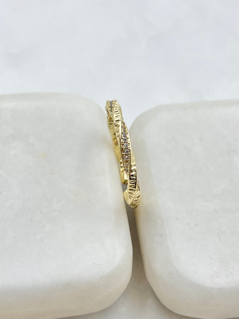 Gömme Taşlı Sarmal Yüzük Gold