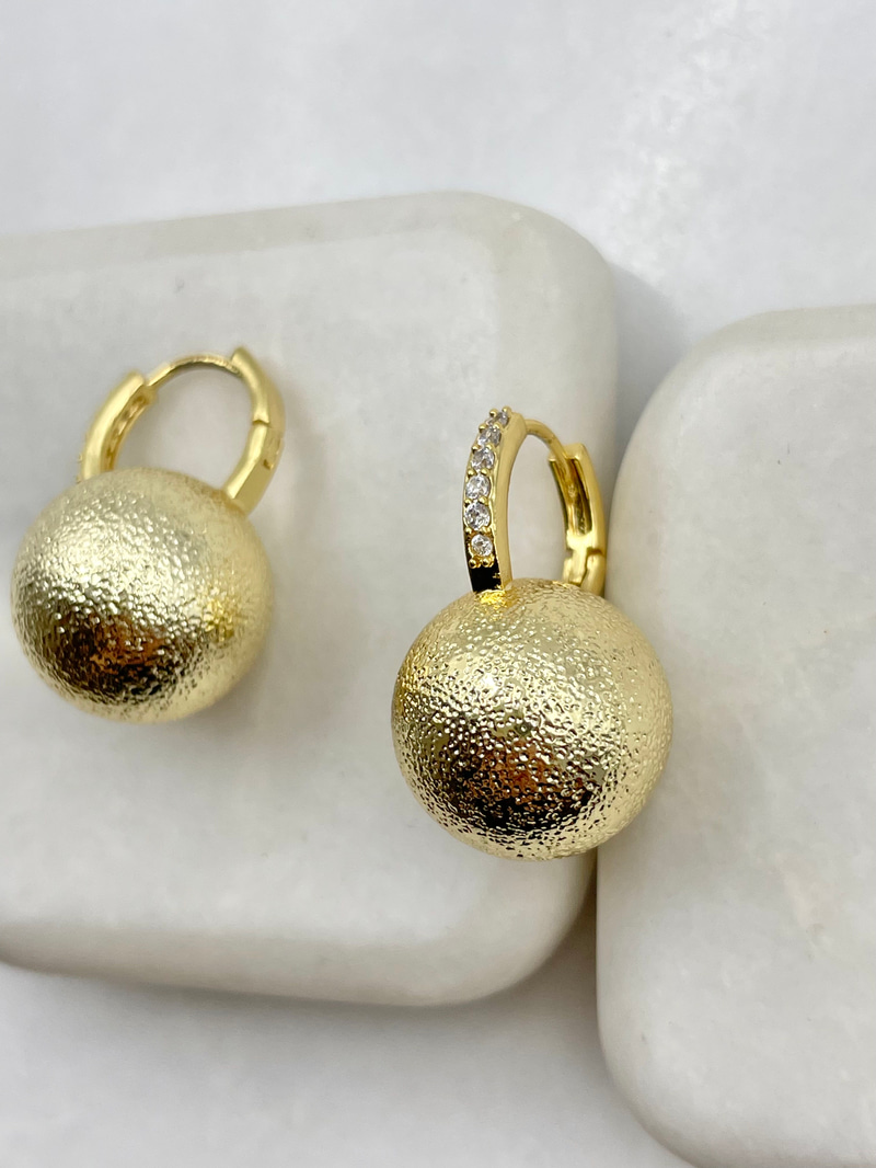 Gömme Taşlı Dokulu Top Halka Küpe Gold