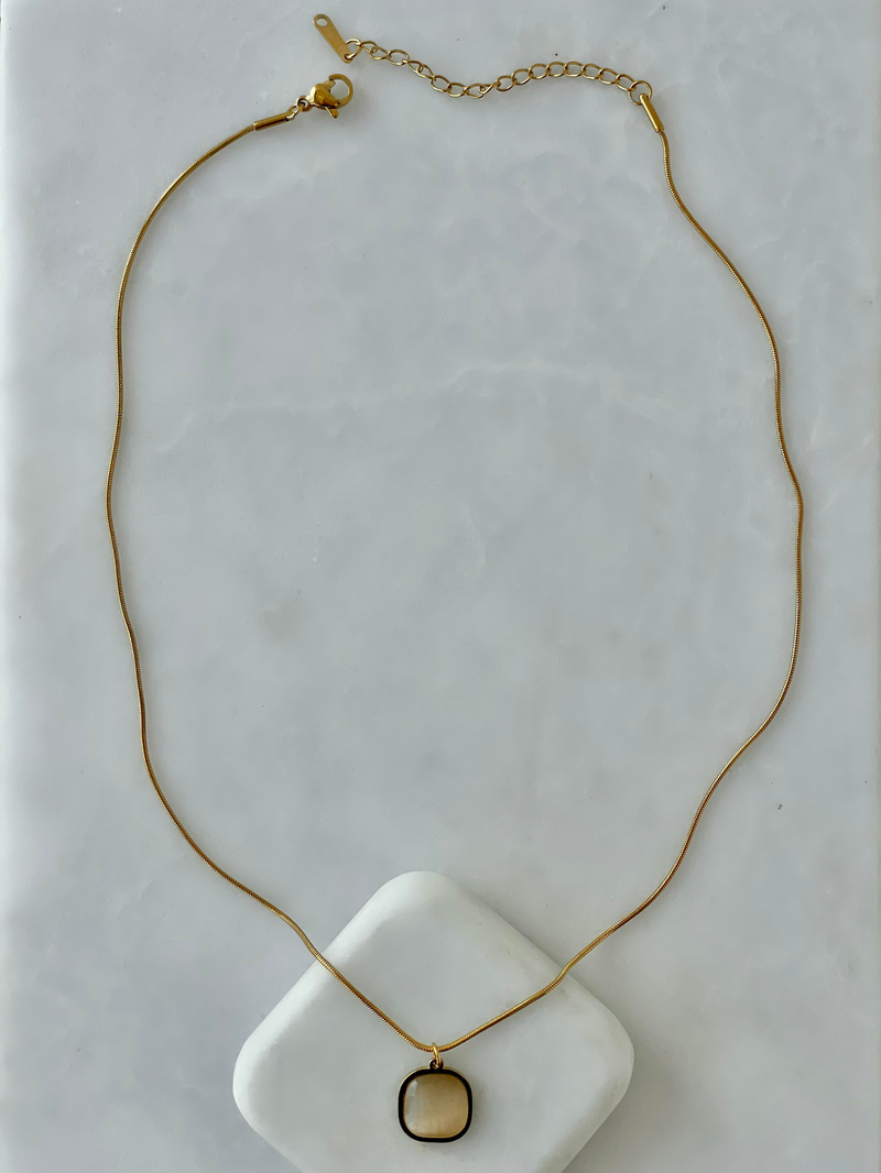 Çelik Kare Opal Taşlı Kolye Vizon-Gold