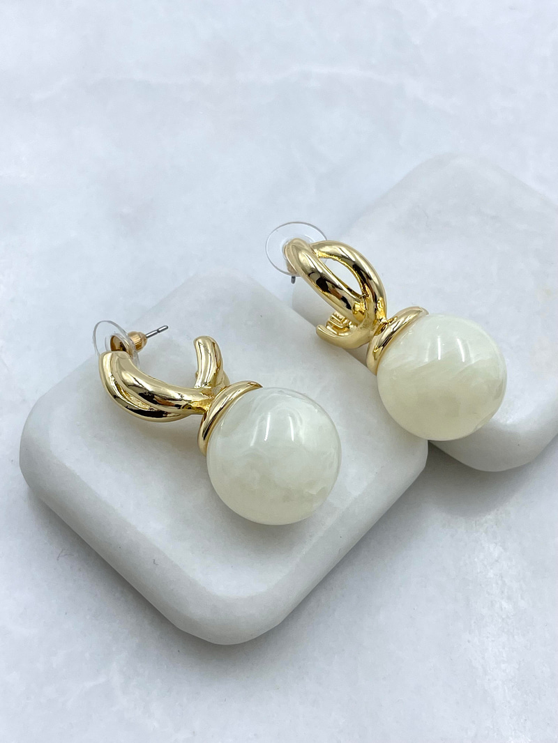Altın Kaplama Gold Detaylı Top Sallantılı Vintage Küpe Ekru