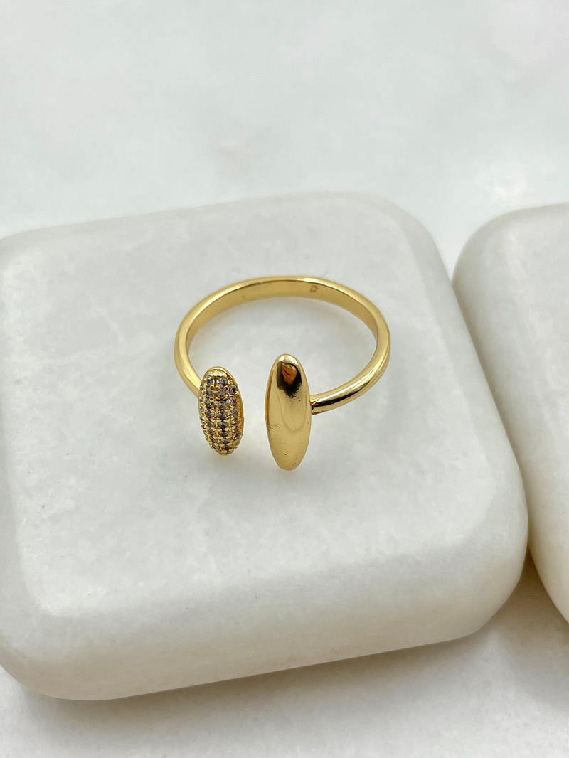 Gömme Taşlı Oval Sütun Yüzük Gold