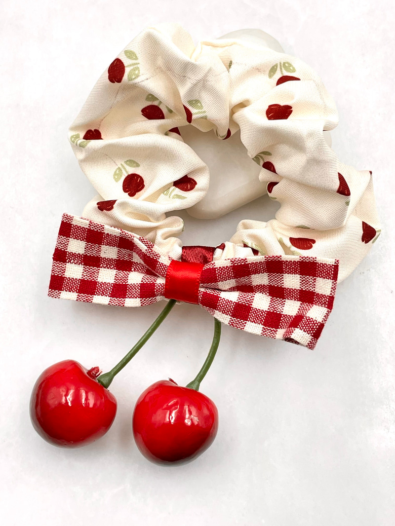 Kiraz Sallantılı Scrunchie Toka Gül