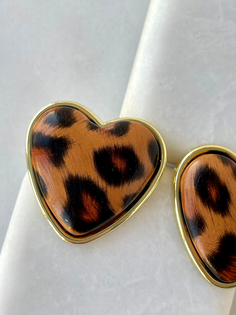 Gold Detaylı Kalp Leopar Küpe