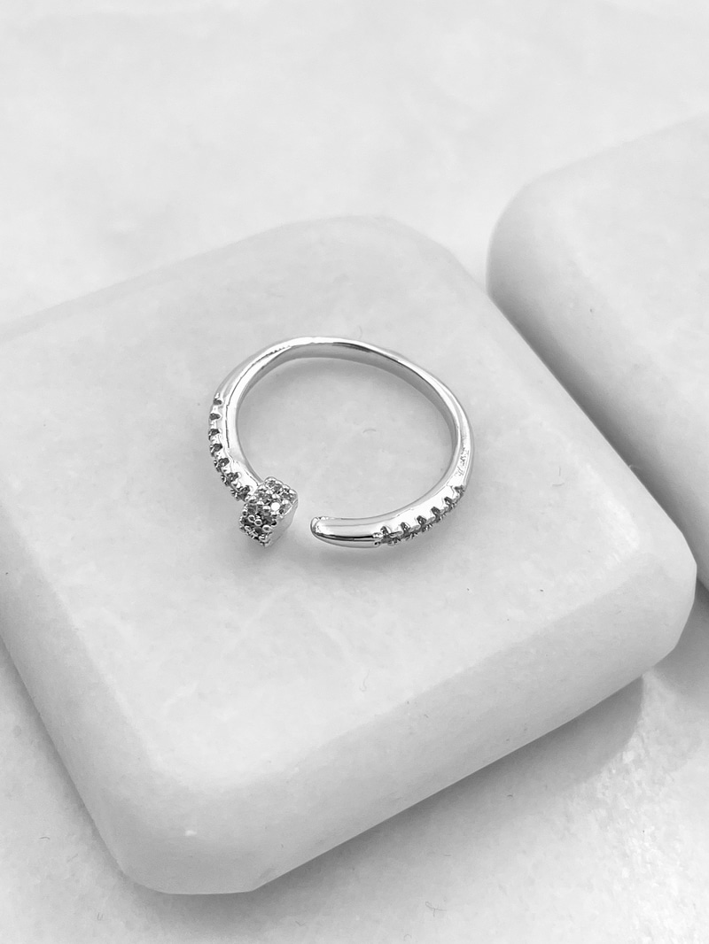 Minimal Taşlı Çivi Model Yüzük Gümüş