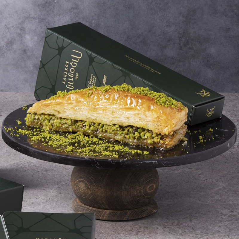 Özel Kutuda Hediyelik Fıstıklı Havuç Dilim Baklava- 8 Adet 