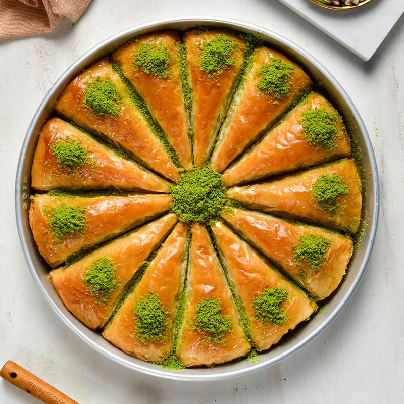 طبق بقلاوة مثلثة بالفستق