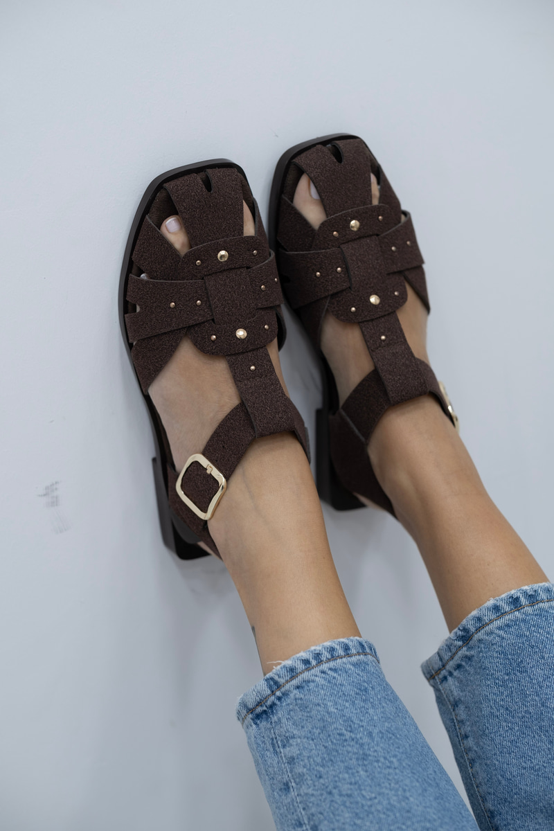 Olivia Model Kemer Detaylı Zımbalı Sandalet Kahve Süet