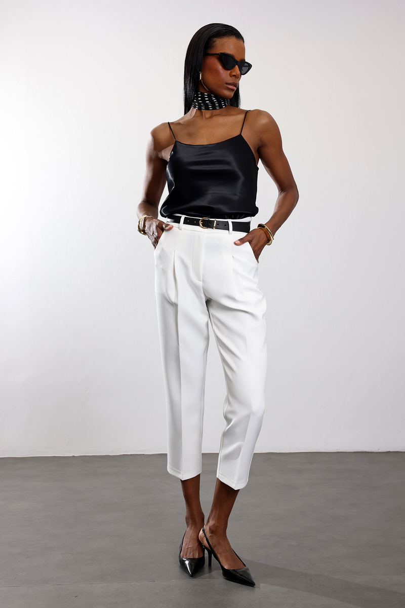 Beyaz Kemerli Havuç Kesim Pantolon 9936