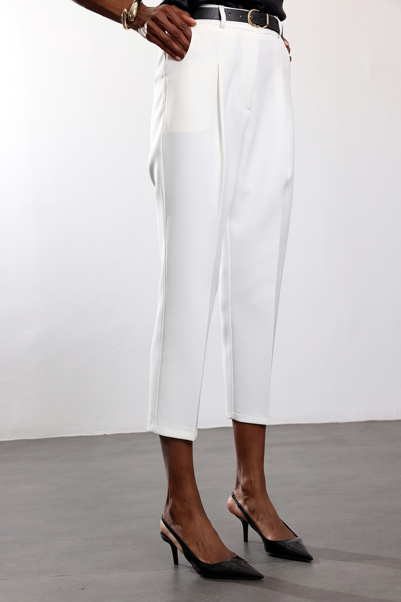 Beyaz Kemerli Havuç Kesim Pantolon 9936