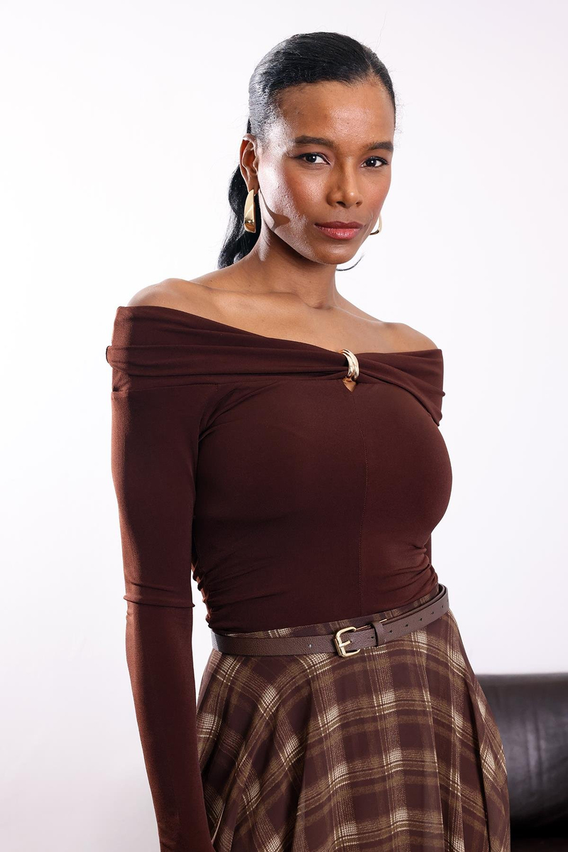 Kahverengi Aksesuar Detaylı Kayık Yaka Bluz 0741