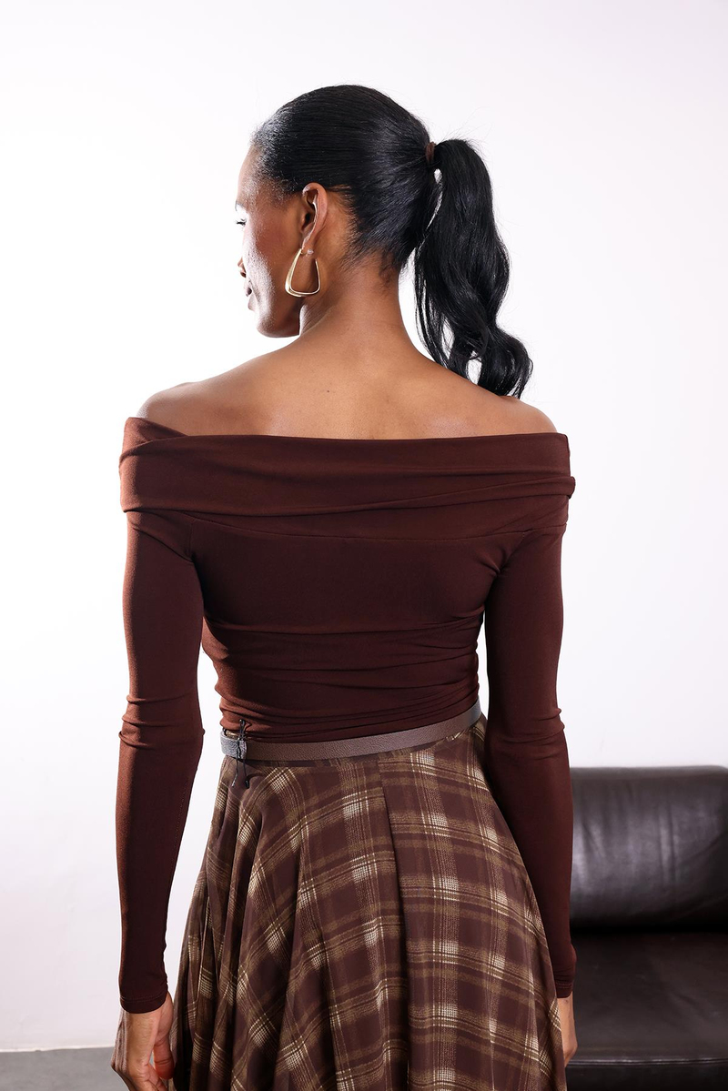 Kahverengi Aksesuar Detaylı Kayık Yaka Bluz 0741