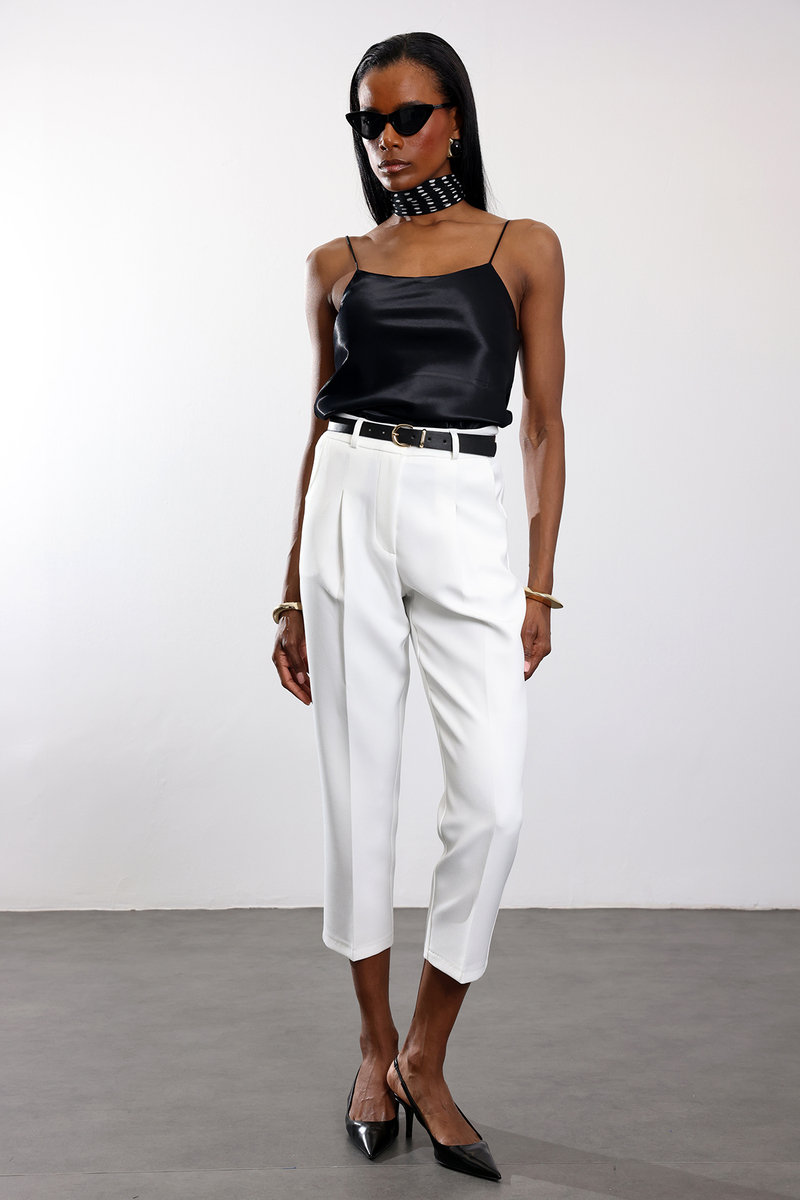 Beyaz Kemerli Havuç Kesim Pantolon 9936