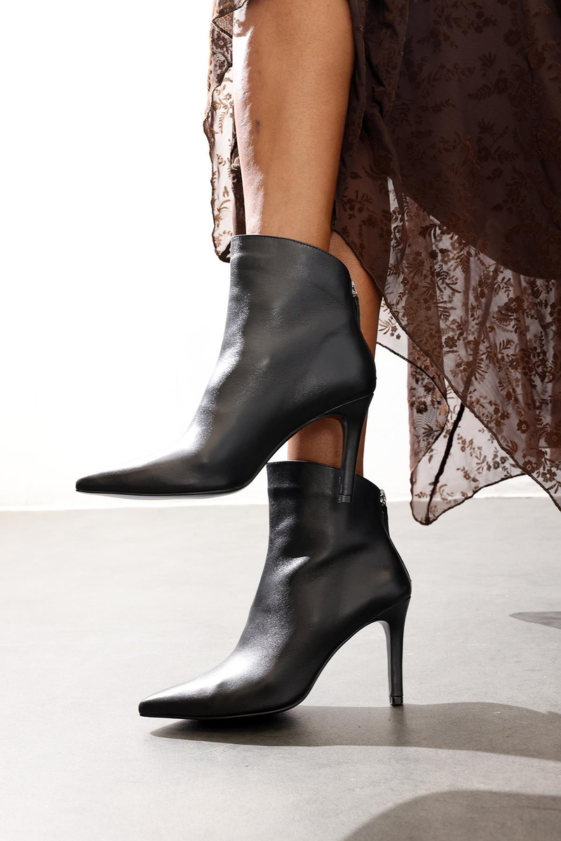 Siyah Arkadan Fermuarlı Sivri Burun Bot 25408