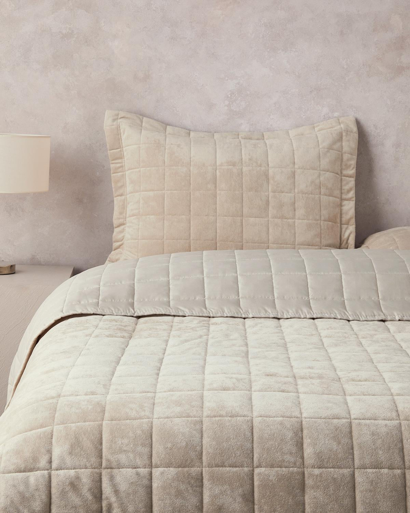 Pure Elegancy Kadife Kapitoneli Çift Kişilik Yatak Örtüsü Takımı Krem
