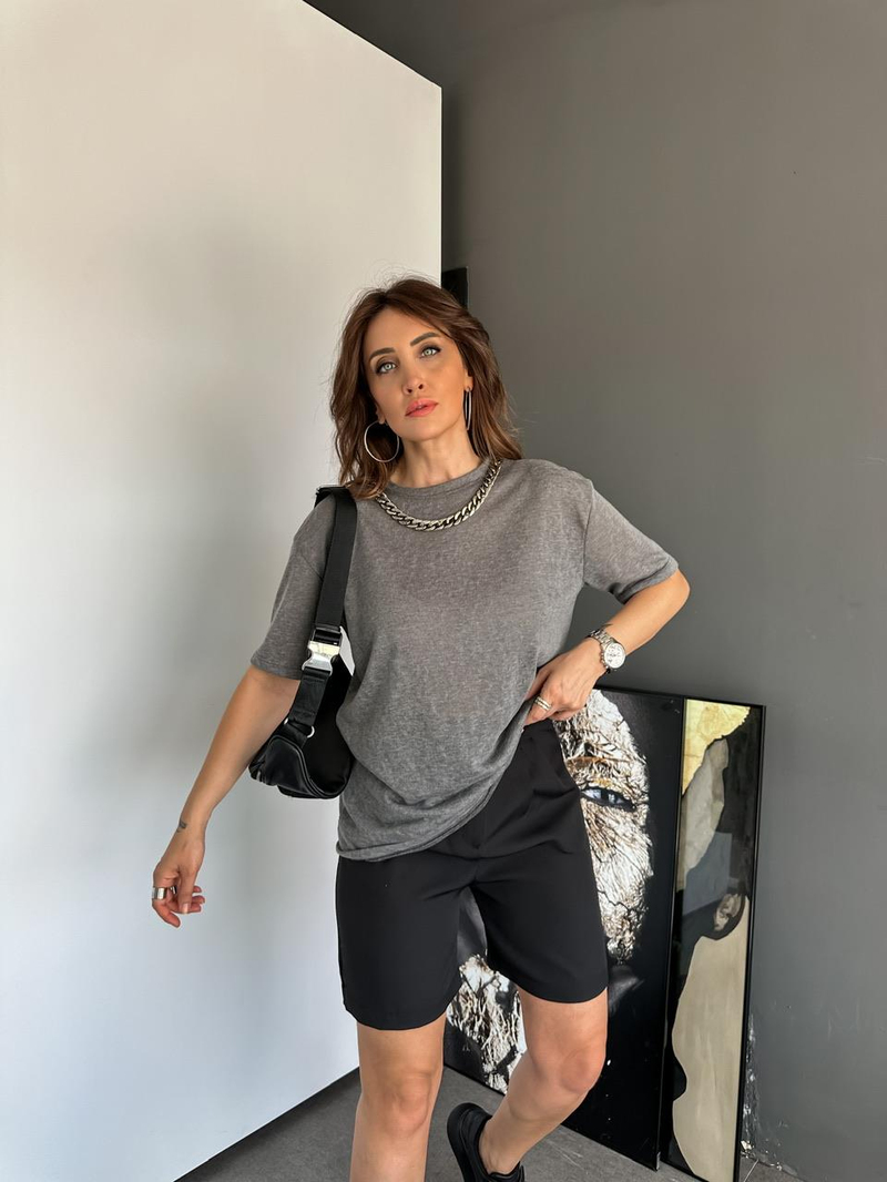 Gri Zincir Kolyeli Tshirt