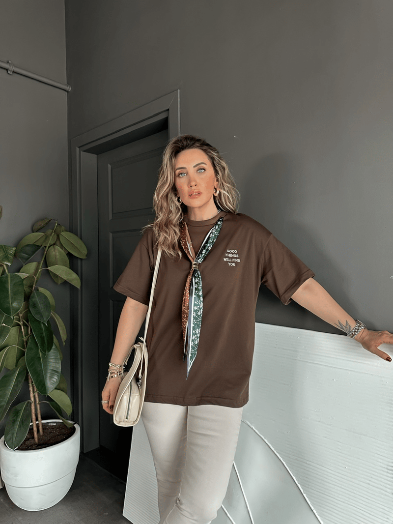 Kahve Şal Aksesuarlı Tshirt