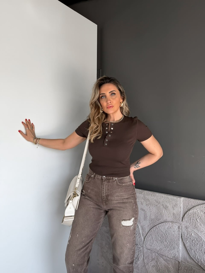 Kahve Yakası Çıtçıtlı Kısa Kollu Tshirt