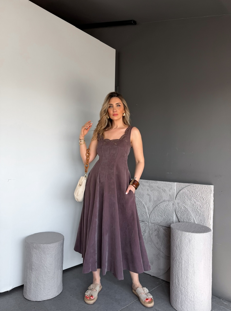 Kahve Yakası Nakışlı Cepli Elbise