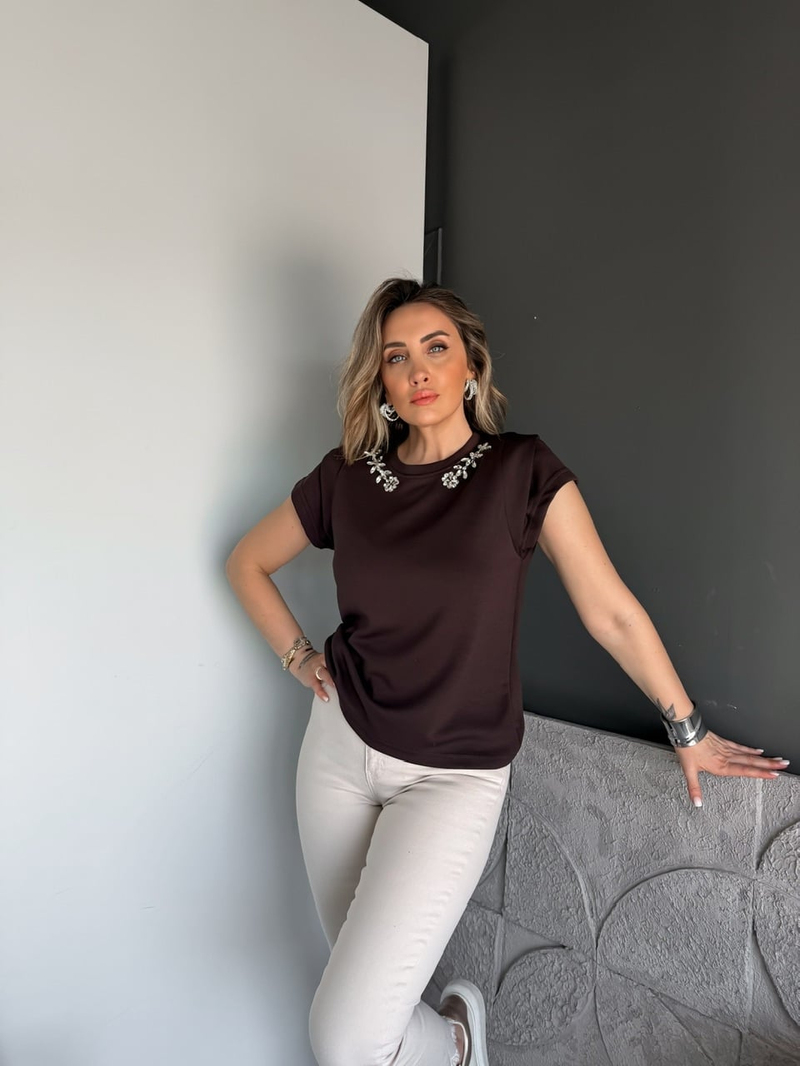 Kahve Yakası Taşlı Omuz Detaylı Tshirt