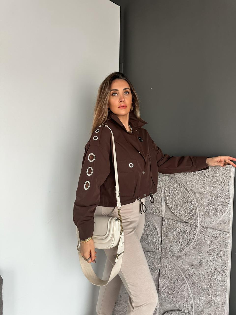 Kahve Zımbalı Aksesuarlı Tasarım Kısa Trençkot