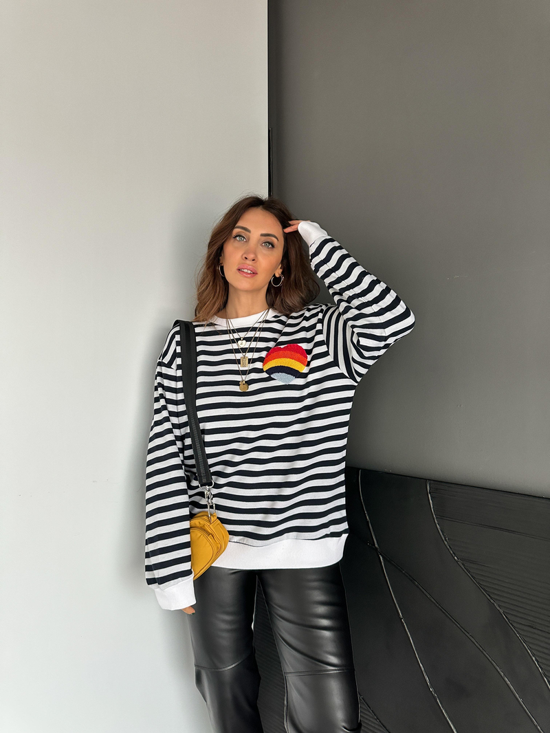 Siyah Çizgili Kalp İşlemeli Sweatshirt