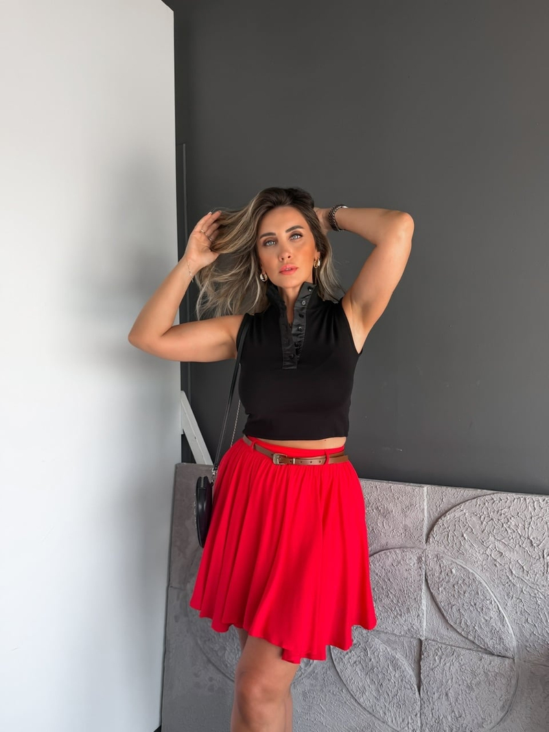 Siyah Düğmeli Dik Yakalı Sıfır Kol Tshirt