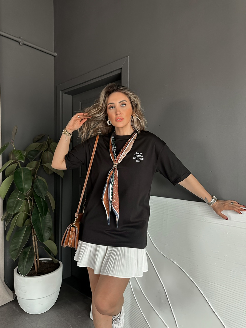 Siyah Şal Aksesuarlı Tshirt