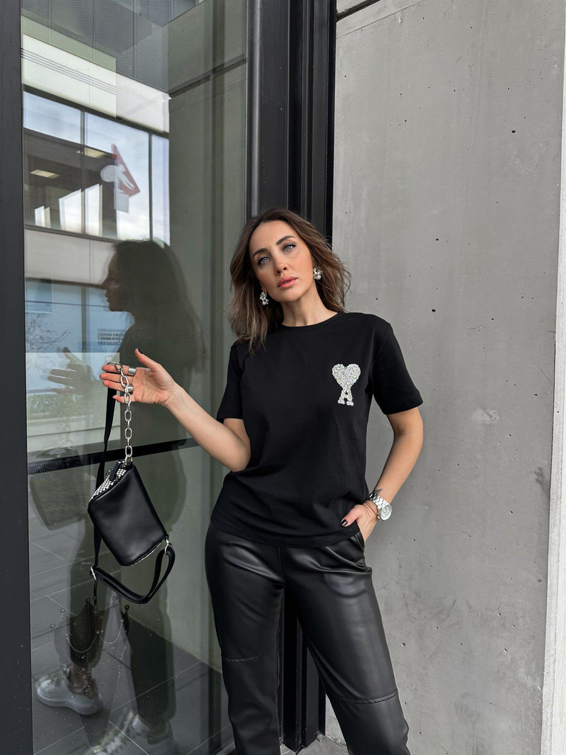 Siyah Taşlı Kalpli Tshirt