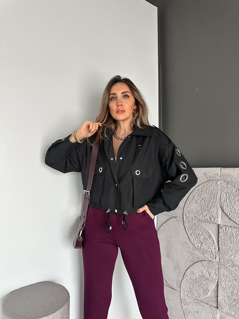 Siyah Zımbalı Aksesuarlı Tasarım Kısa Trençkot