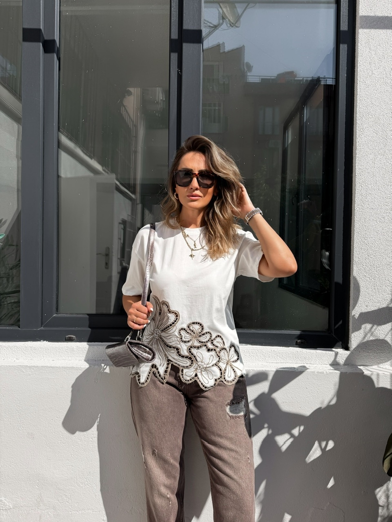 Beyaz Beli Nakışlı Marka Model Tshirt