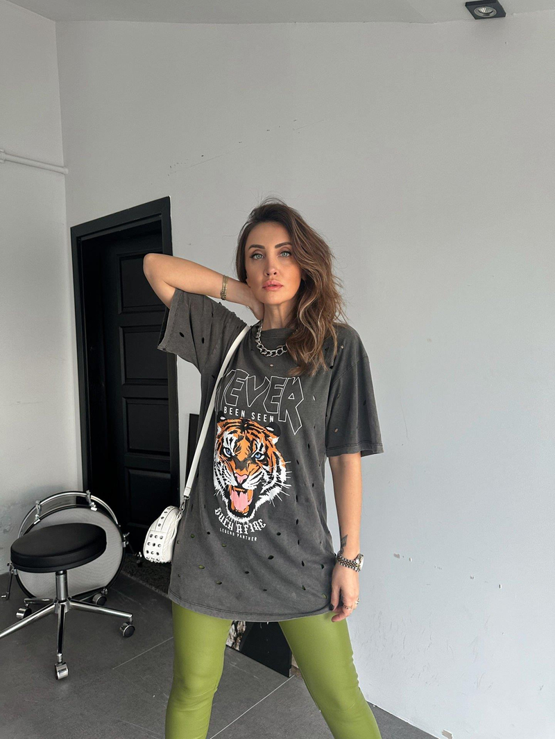 Gri Kaplan Figürlü Yırtık Detaylı Tshirt
