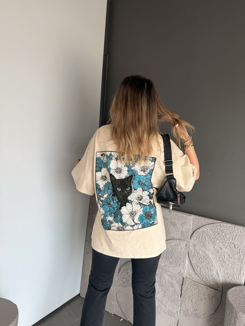 Krem Kedi Figürlü Yıkamalı Tshirt