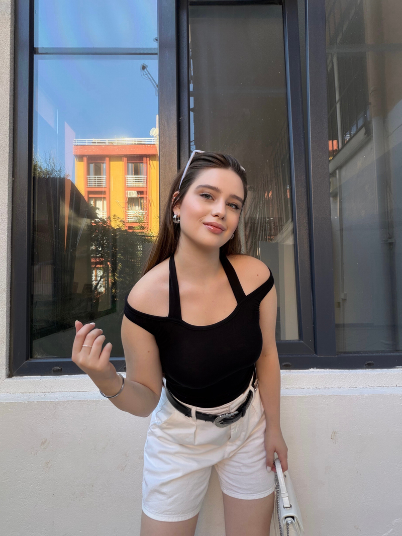 Siyah Boyundan Askılı Bluz