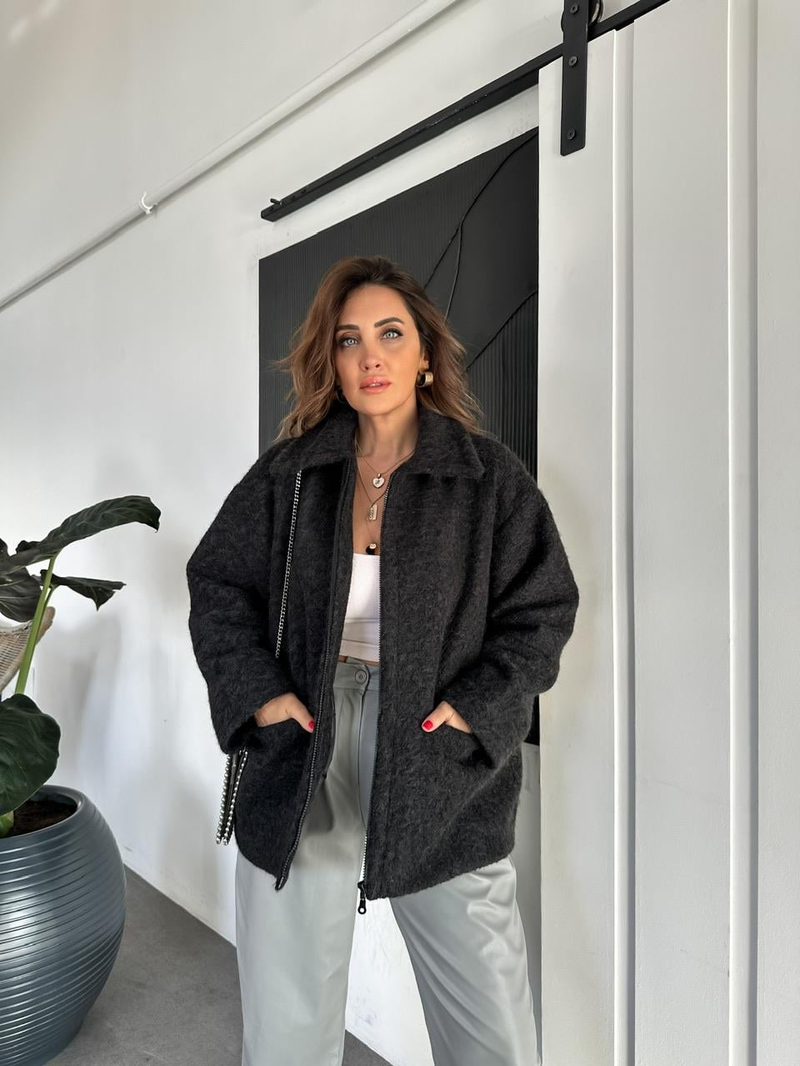 Siyah Fermuarlı Şık Kaban