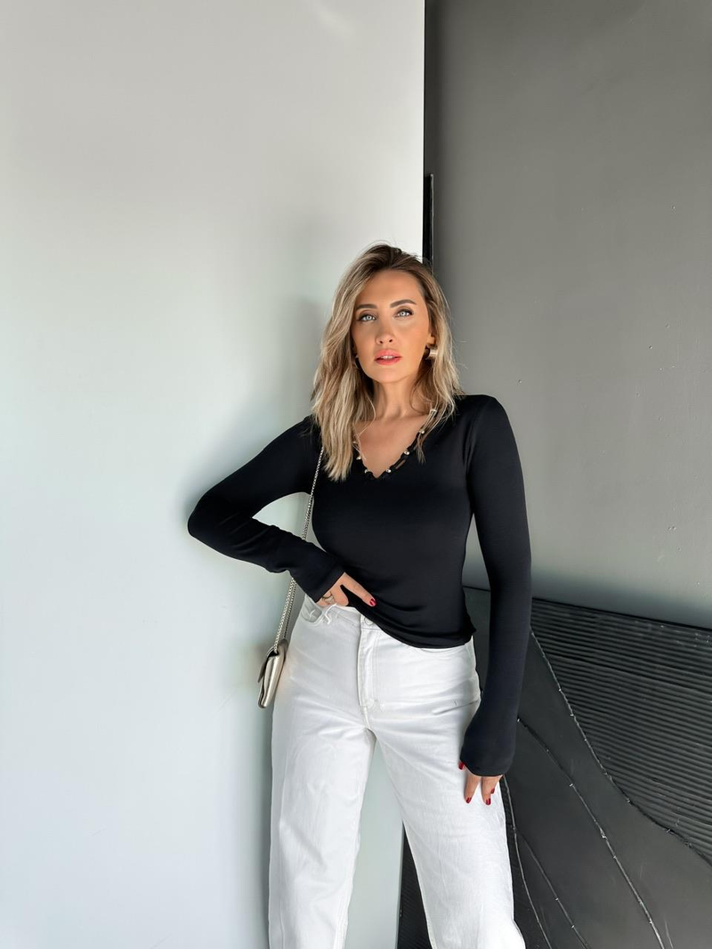 Siyah Gold Aksesuarlı V Yaka Tshirt
